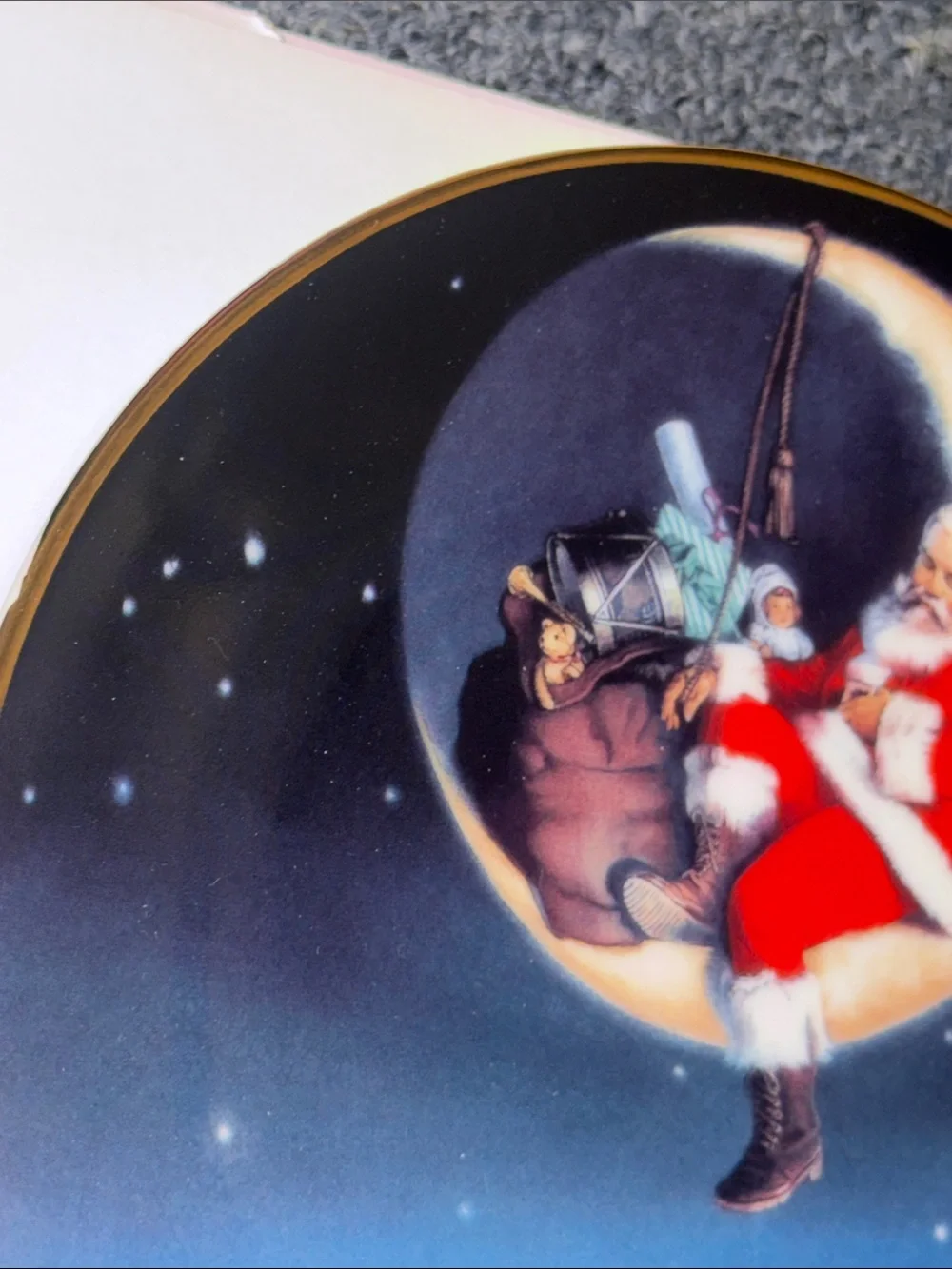 Avon 1998 Santa on Moon Holiday Plate – 22k Gold Rim